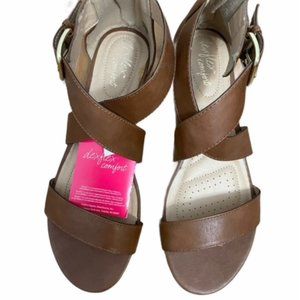 Brand New Dexflex Comfort Women Low Wedge Sandal Brown 10W